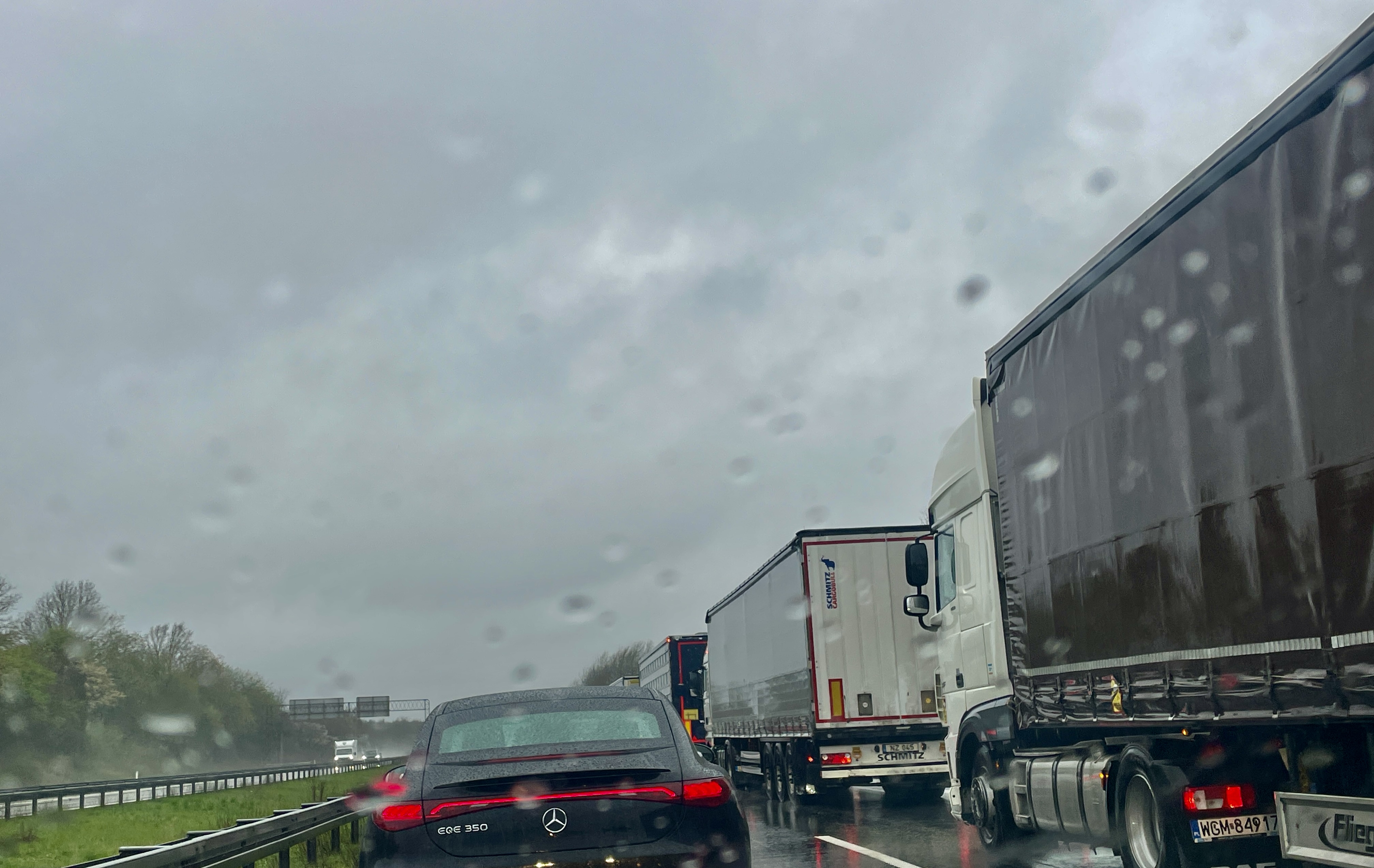 Vand på motorvejen udløser stribe af uheld: Politiet beder bilister lette foden fra speederen