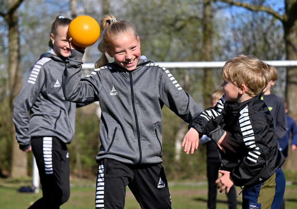 Idrætsbørn tør oftere række hånden op i klassen