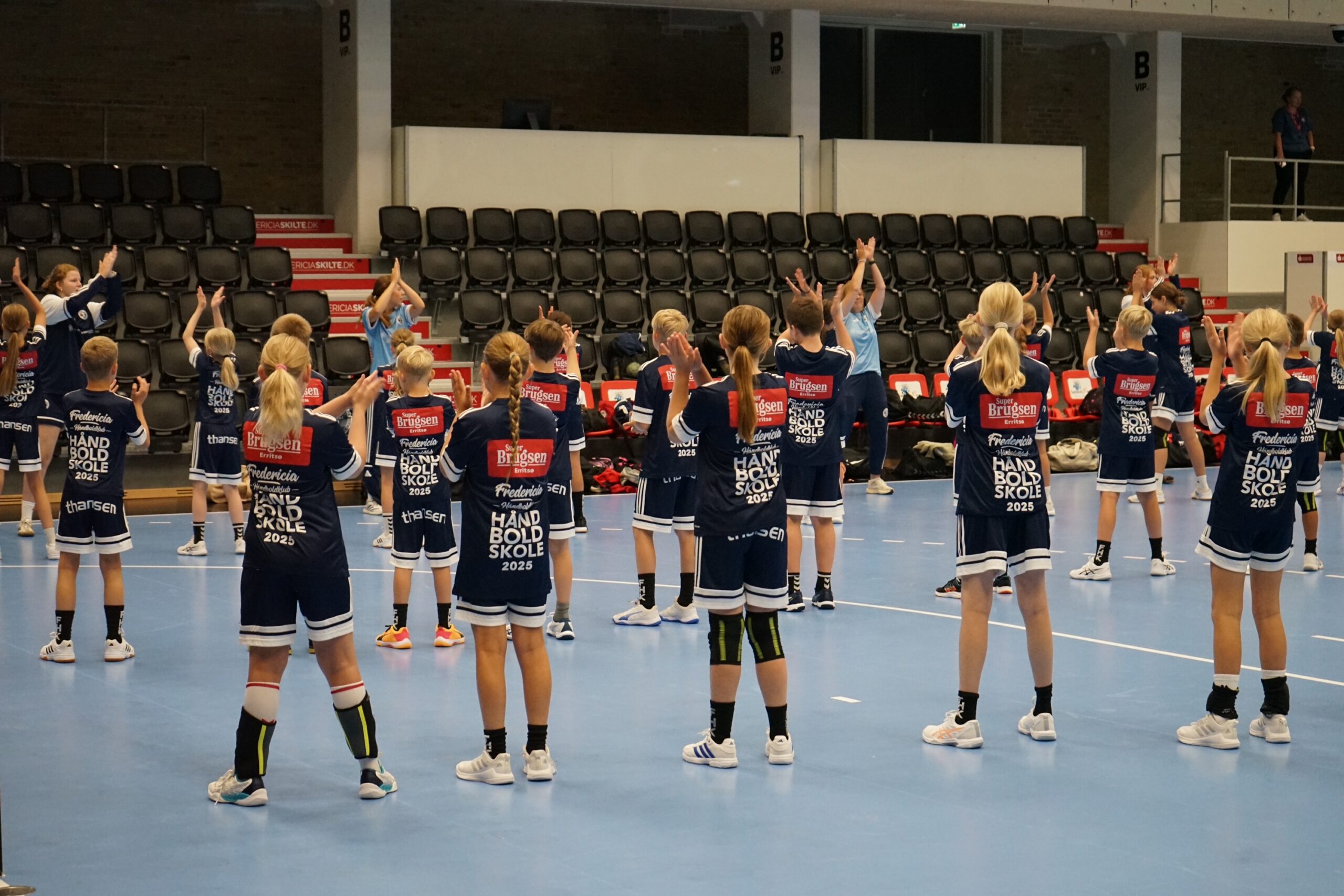 Ligaspillere giver tricks videre når Fredericia inviterer børn til håndboldskole i uge 32