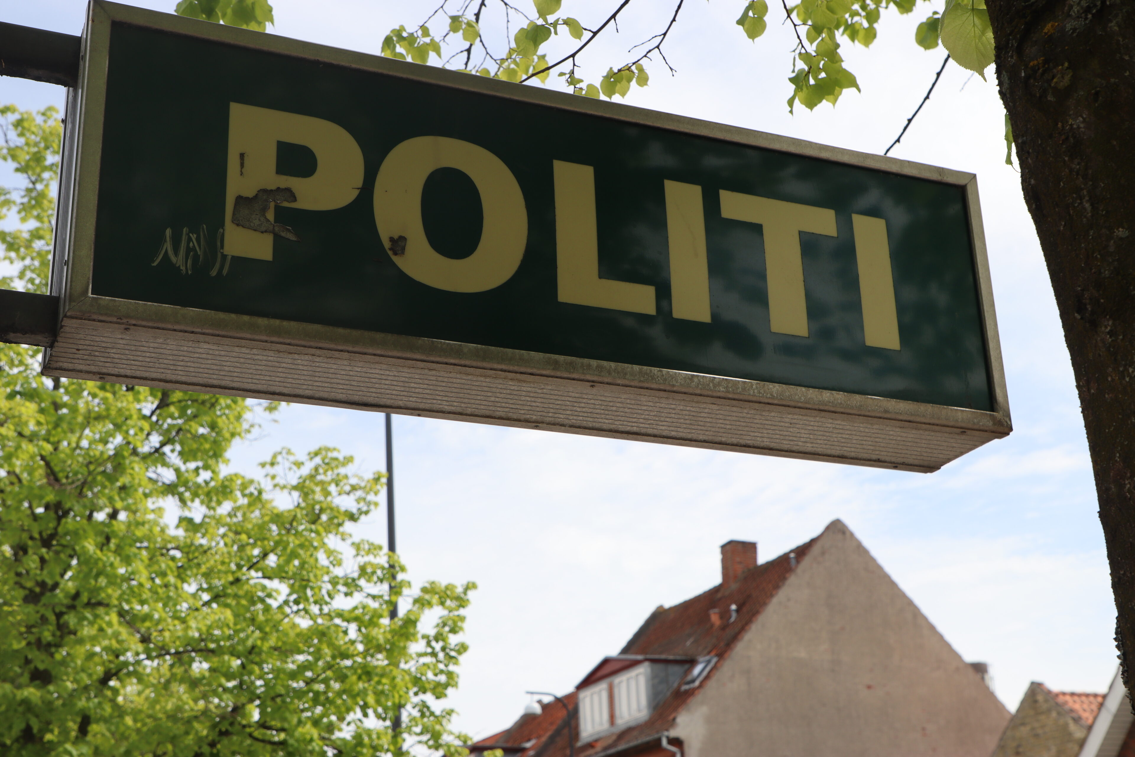 Kabinescooter ramte bil i Vejle – uenighed om forsikringspapirer endte hos politiet
